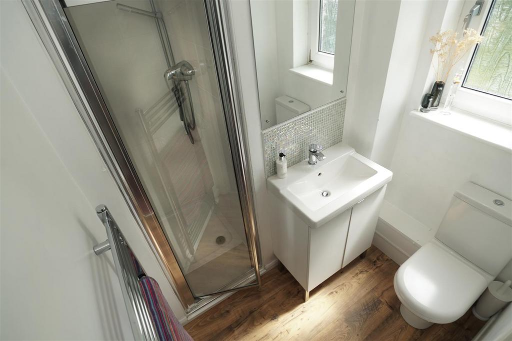 En suite to third Bedroom.jpg