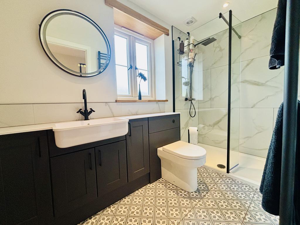 En suite to bedroom 4