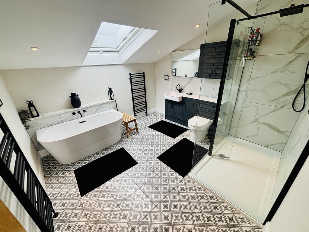 Luxury en suite to bedroom 1