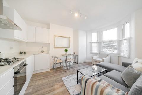2 bedroom flat for sale, Ferndale Road, London, SW4
