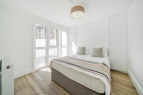 2 bedroom flat for sale, Ferndale Road, London, SW4