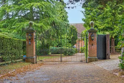 4 bedroom detached house for sale - View 2