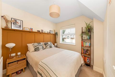 14 Hayes Grove, London, SE22 8DF