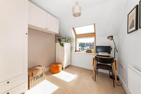 14 Hayes Grove, London, SE22 8DF
