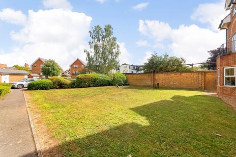 14 Hayes Grove, London, SE22 8DF