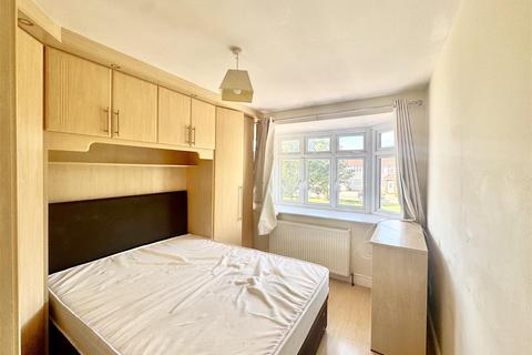 3 bedroom semi-detached house to rent, Oxford Avenue, Hayes UB3