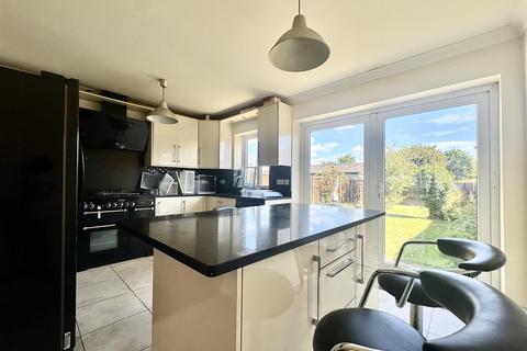 3 bedroom semi-detached house to rent, Oxford Avenue, Hayes UB3