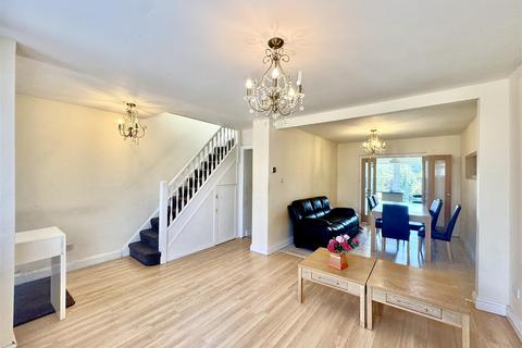 3 bedroom semi-detached house to rent, Oxford Avenue, Hayes UB3