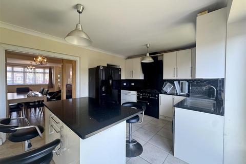 3 bedroom semi-detached house to rent, Oxford Avenue, Hayes UB3