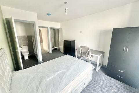 4 bedroom flat to rent, Walter Road, Swansea,