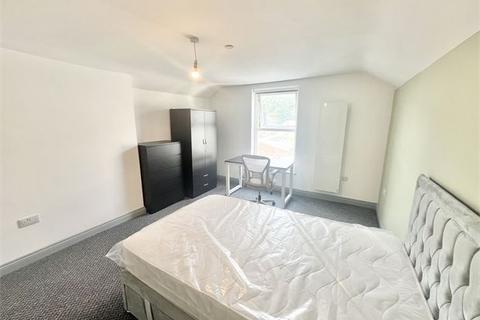 4 bedroom flat to rent, Walter Road, Swansea,