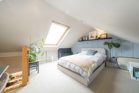 36 Avenue Road, Hampton, TW12 2BE