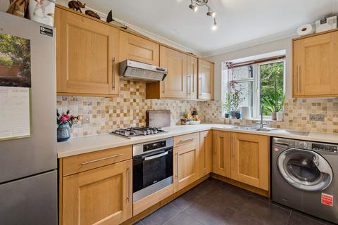 2 bedroom flat for sale, Amersham Hill, High Wycombe HP13