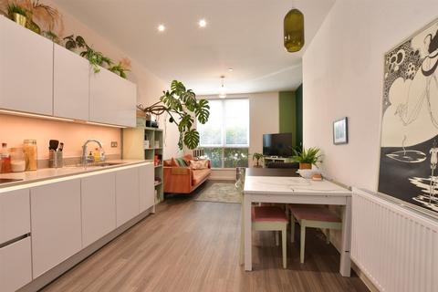 1 bedroom ground floor flat for sale, Troubridge Square, Walthamstow