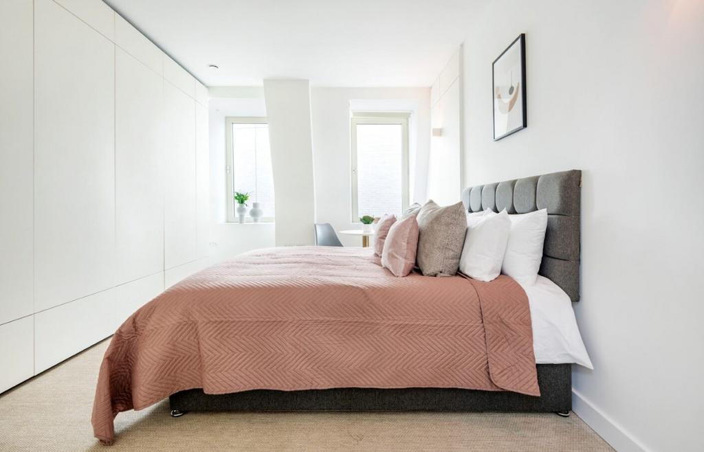 A spacious and well-lit large double bedroom fe...