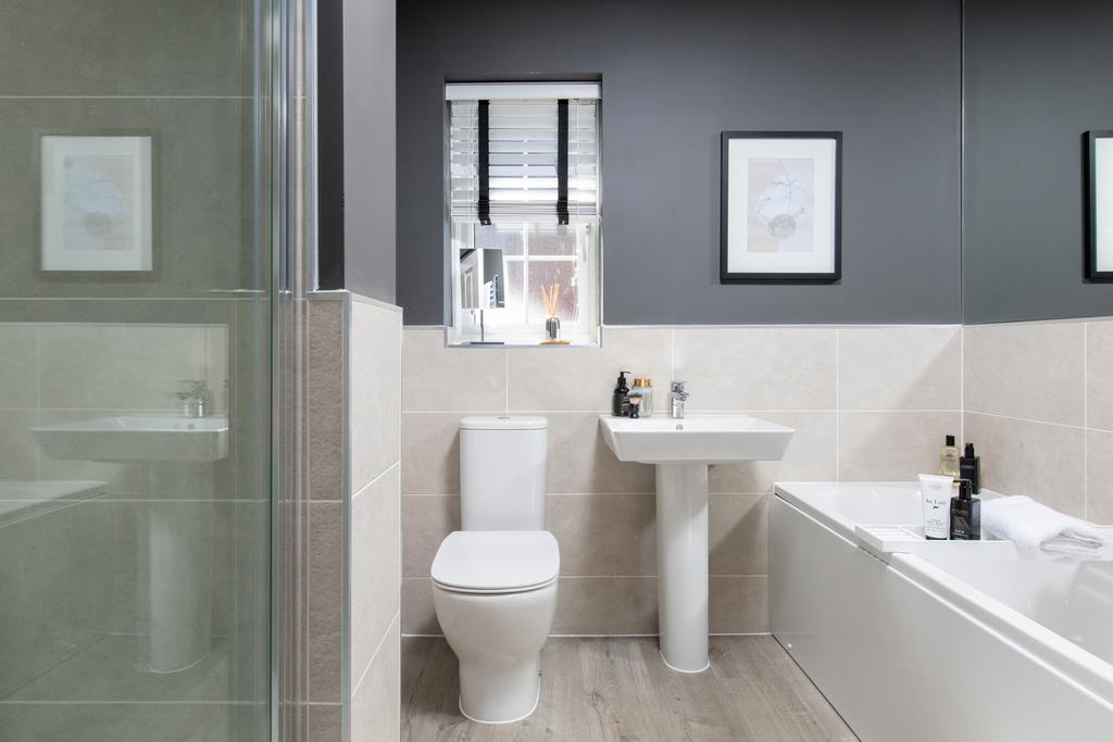 Inside view 4 bedroom Chelworth main bathroom