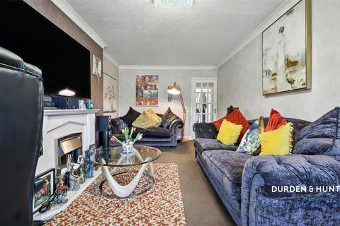 4 bedroom semi-detached house for sale, Thorncroft, Hornchurch, RM11