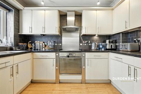 4 bedroom semi-detached house for sale, Thorncroft, Hornchurch, RM11