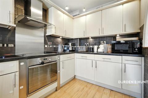 4 bedroom semi-detached house for sale, Thorncroft, Hornchurch, RM11