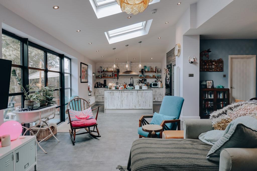 Open-plan kitchen/dining area