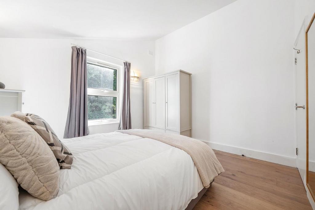Bedroom 1 (2).JPG