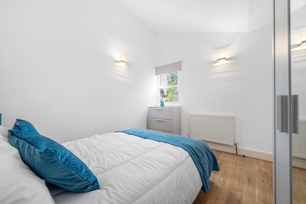 Bedroom 2 (2).JPG