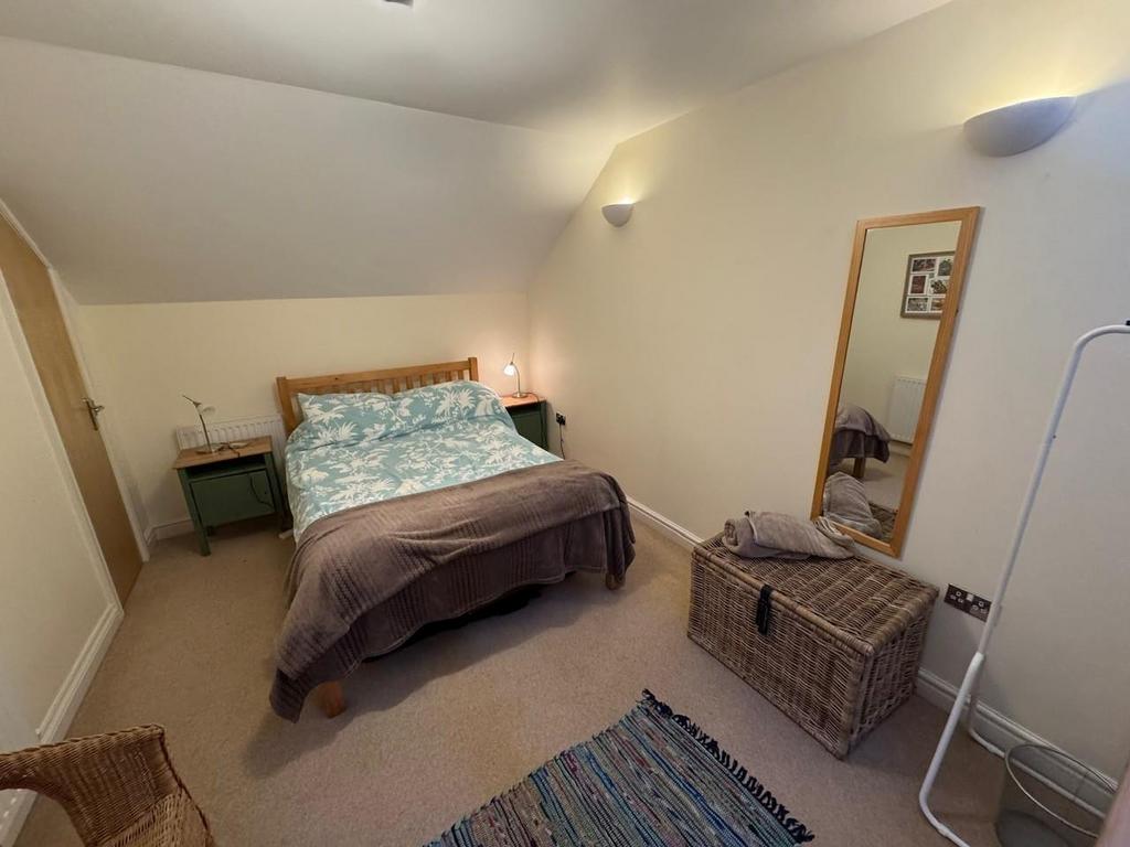 Oriel bed 1.jpg