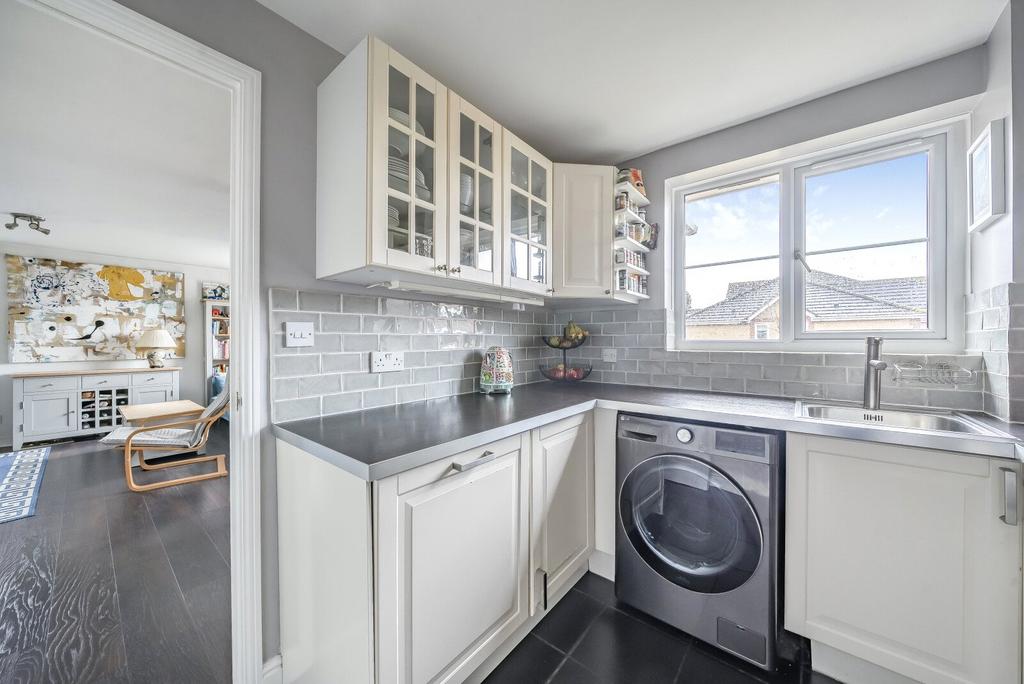 Apartment in Kingston upon Thames - View 2