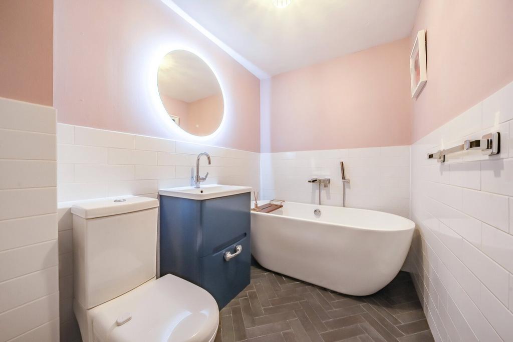 Apartment in Kingston upon Thames - View 3