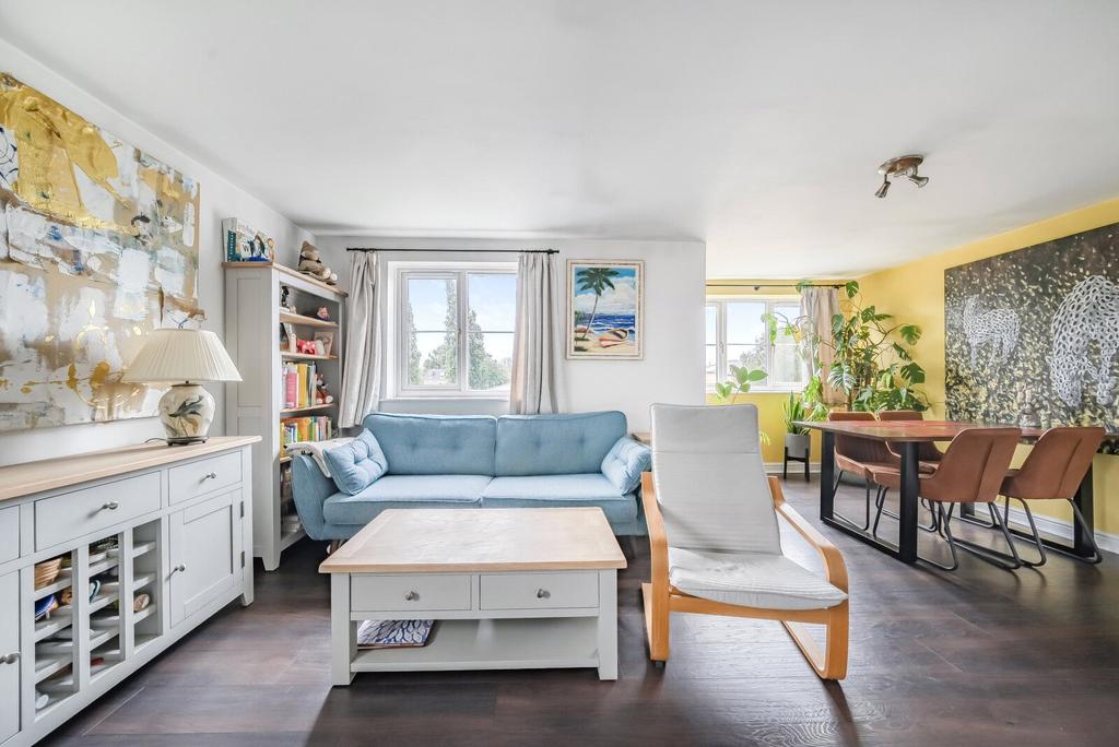 Apartment in Kingston upon Thames - View 4