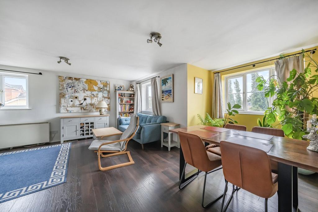 Apartment in Kingston upon Thames - More