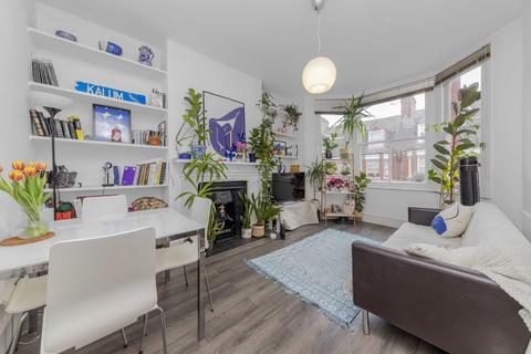 2 bedroom flat for sale, Birnam Road, London N4