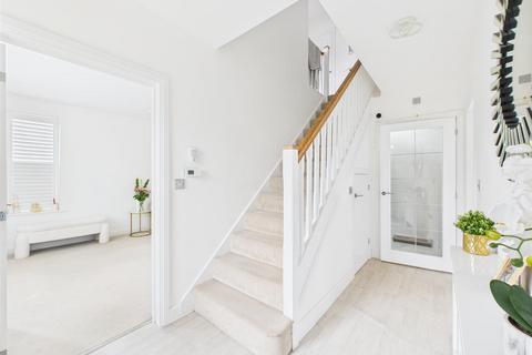 4 Keats Way, Coulsdon, CR5 3FL