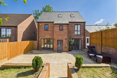 4 Keats Way, Coulsdon, CR5 3FL