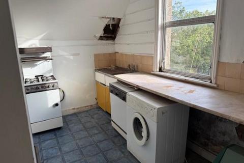 17b Oliver Grove, London, SE25 6EJ