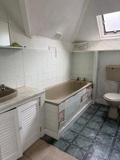 17b Oliver Grove, London, SE25 6EJ
