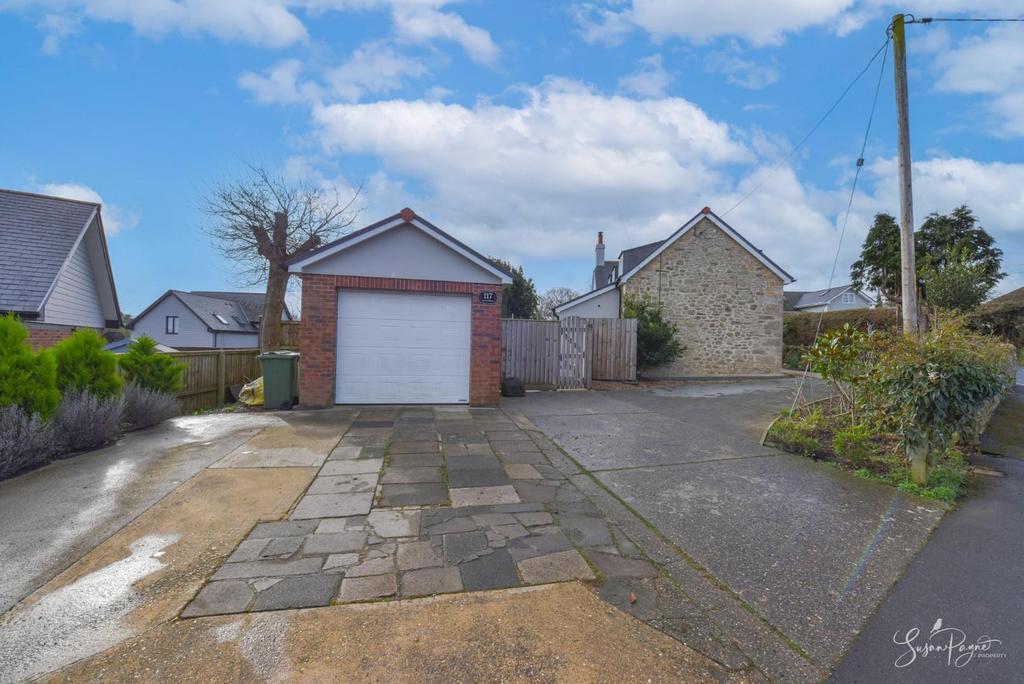 Garage/Driveway