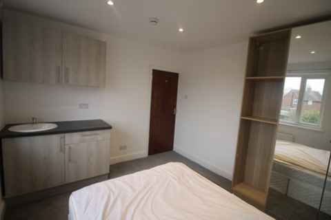 1 bedroom in a house share to rent, Dale Drive, Hayes UB4
