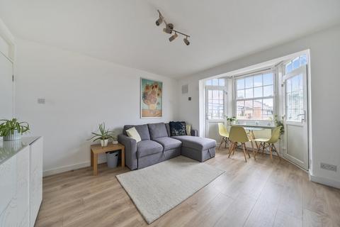 3 bedroom apartment for sale, Emlyn Gardens, London