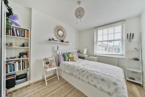 3 bedroom apartment for sale, Emlyn Gardens, London