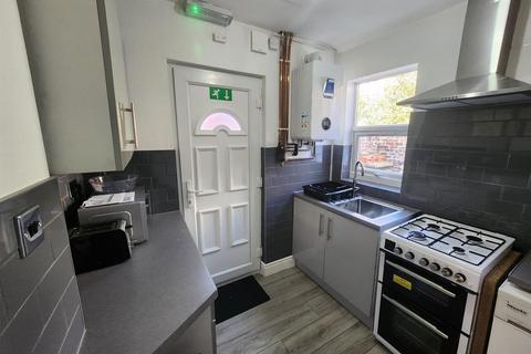 3 bedroom house to rent, Smart Street, Manchester M12