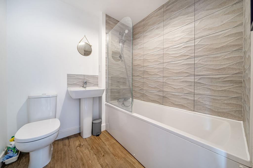 Bathroom W.C (1)