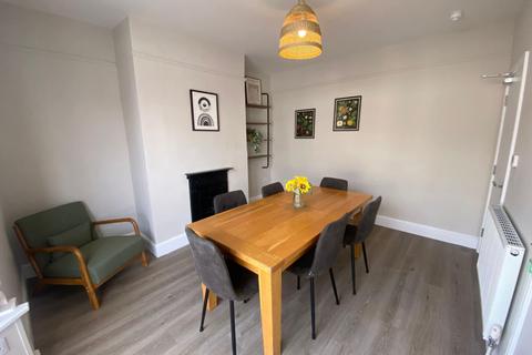 1 bedroom in a house share to rent, High Street, Honiton, Devon EX14