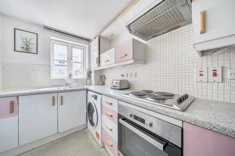 2 bedroom flat to rent, Combermere Road, Stockwell, London, SW9