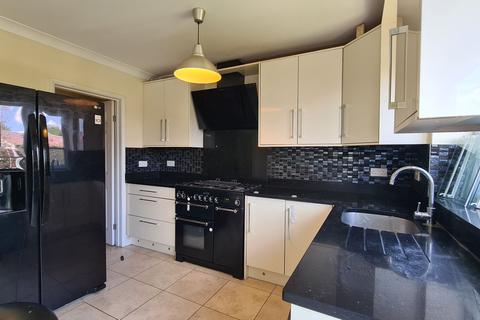 3 bedroom semi-detached house to rent, Oxford Avenue, Hayes