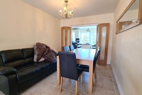 3 bedroom semi-detached house to rent, Oxford Avenue, Hayes