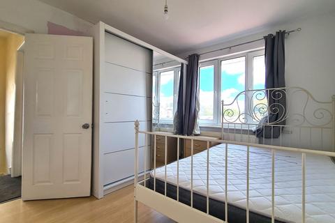 3 bedroom semi-detached house to rent, Oxford Avenue, Hayes