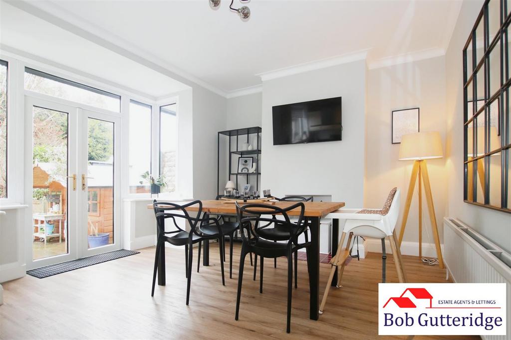 Open plan fitted kitchen/dining room