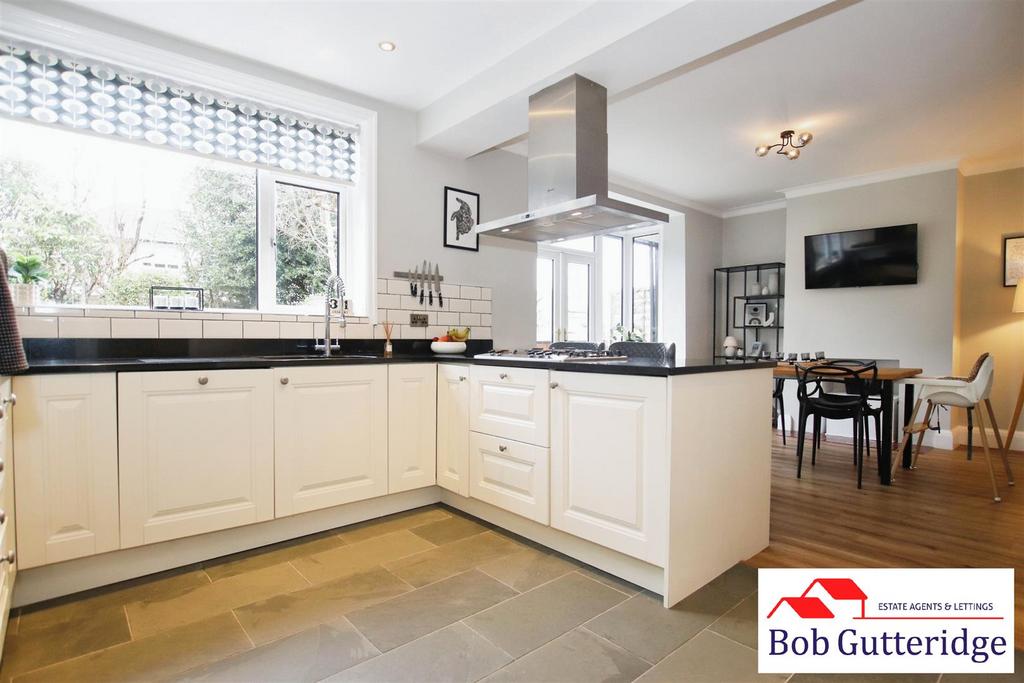 Open plan fitted kitchen/dining room