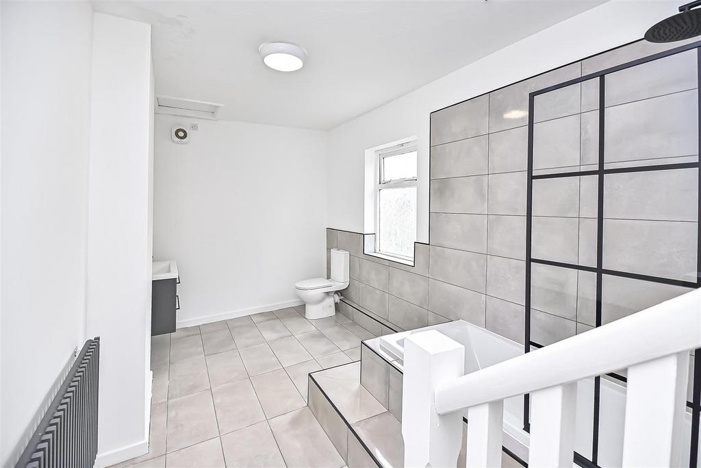178 Chapel Street Bathroom (1).jpg